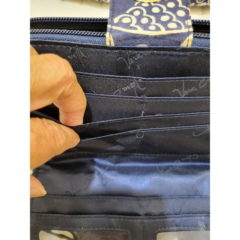 Vera Bradley Navy White Twirly Birds Floral Paisley Quilted Turnlock Wallet Fair
